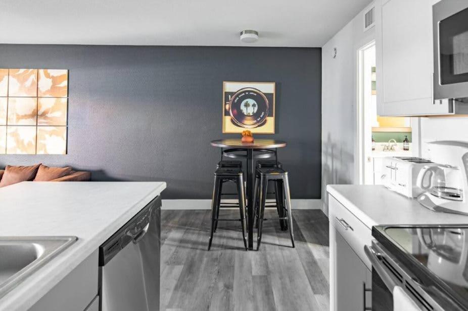 Gorgeous Cozysuites In Camelback With Pool Parking Apartemen *
